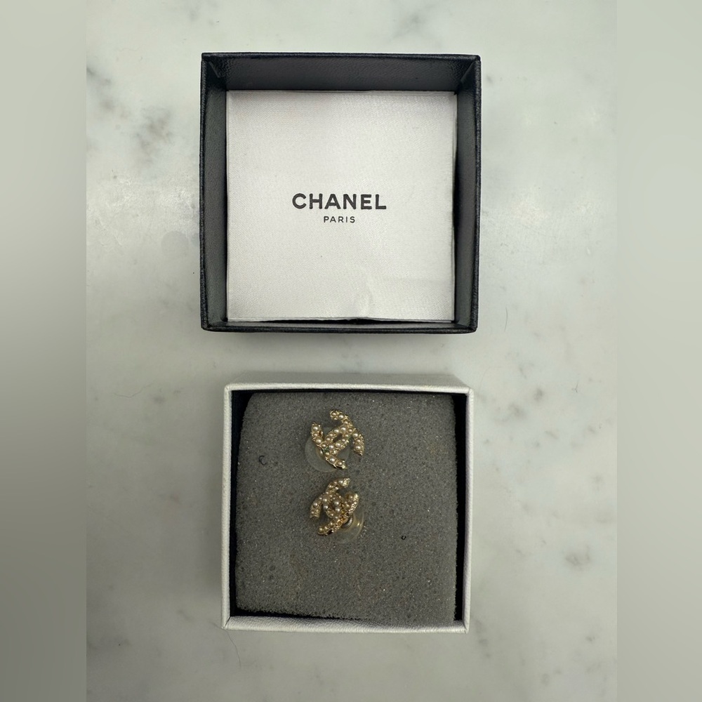 CHANEL 
Metal Graduated Pearl Crystal CC Earrings Light Gold